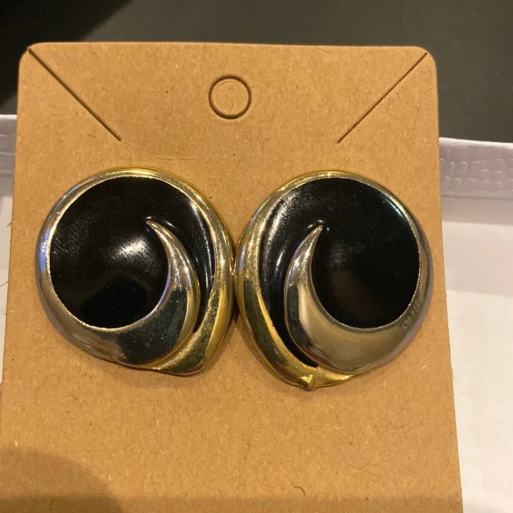 Women’s VTG black enamel silver/gold tone circle w/swirl post pierced earrings